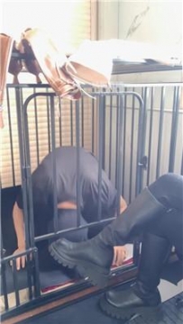 【调教视频】【77夫妻】关狗笼-各种狂舔 JS251007-8