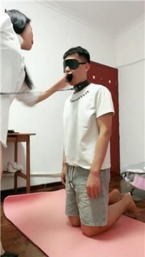 【调教视频】【瑞吉娜】连环抽耳光-脚插嘴-踩踏 JS250801-26