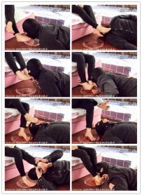 【艾彩原创】影儿丝袜脚踩草莓喂