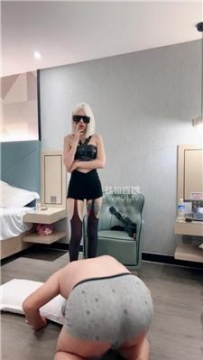 【调教视频】【黛安娜】墨镜女神抽耳光sp-黑丝踩 JS251010-8