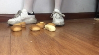 素人健身美女两双脏鞋子无意识走踩一地小蛋糕做成狗粮 YC-250525-5