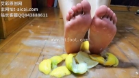 22827【橘子粥】裸足踩爆柠檬