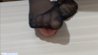 黑丝近景隔板足交吐奶