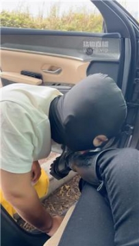 【调教视频】【77夫妻】户外狗舌清理脏长靴 JS250928-15