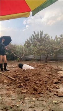 【调教视频】【苏御大大】野外活埋跑骚狗【双视角版】 bf57458