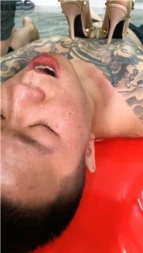 【调教视频】【麋鹿银儿】面具呼吸器强制呼吸臭气/跑步机持续爬行 JS250722-16