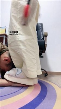 【调教视频】【南月女神】毛拖鞋原味棉袜辱-赏赐圣水泡面 bf52313