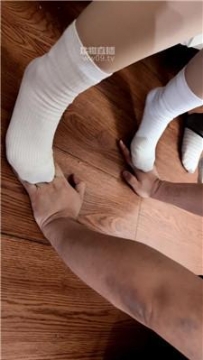 【调教视频】【二柱子】双素人S-白袜脚踩地毯奴 JS251206-14