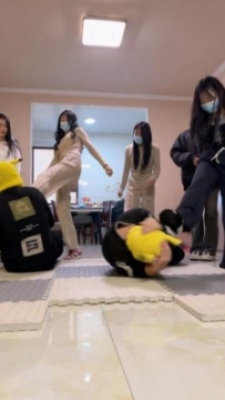 校园霸凌男同学野蛮踢打踩踏 集体处决