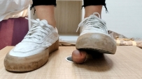 素人小姐姐两双帆布鞋隔板踩JJ大量吐奶