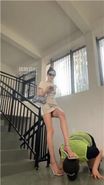 【调教视频】【艾琳】长腿车模-户外羞辱代驾司机 bf55170