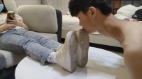 【酱酱s】18岁弟弟舔超脏鞋底闻袜子，鞋底喂水 YC-220903-3