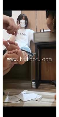 28957  学生妹倩倩脚底视角舔脚tk