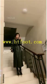 TL28618 歌迪丝】狗子在门口舔脚爬行磕头19分钟