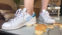 【艾彩原创】多双鞋踩踏食物面包