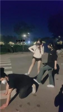 【调教视频】【天津183模特】双S-深夜户外小白鞋白袜踩 bf53488