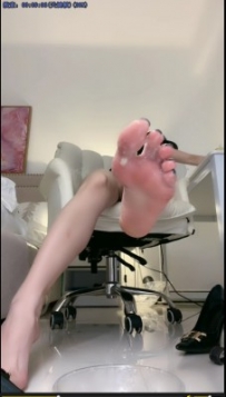 美女口嚼香蕉再脚踩喂你吃  JS251029~7