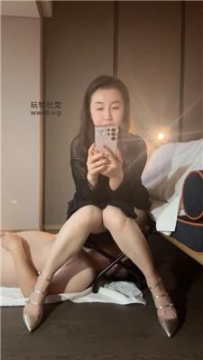 【调教视频】【金融女主】铆钉高跟凉鞋的臀下奴 JS241221-2