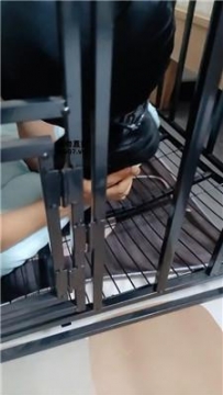 【调教视频】【瑶瑶女王】囚禁狗笼舔脏拖鞋 JS250516-36