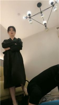 【调教视频】【丹丹】清理多双脏鞋底/脚下喂食 JS250301-36