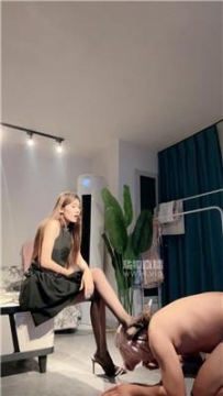 【调教视频】【云依小主】内裤套头-小白鞋黑丝踩踏舔 bf57122