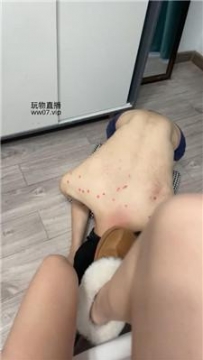 【调教视频】【白兔】双S-精神小妹鞭打/脚喂食/踩踏【双视角版】 bf50687