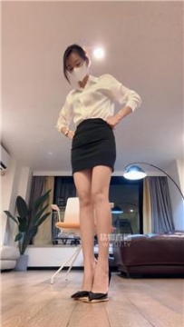 【调教视频】【多多】高跟美腿踩踏喂食 JS251009-32