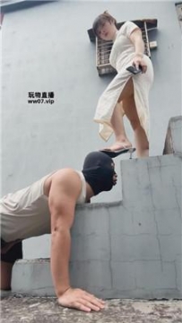 【调教视频】【凤主大人】户外-旗袍女神踩踏喂食 bf53487