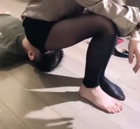 女神裸足黑丝脚深喉踢裆坐脸窒息 黑丝踩踏玉足极限脚深调教狠虐脚奴 bf56941