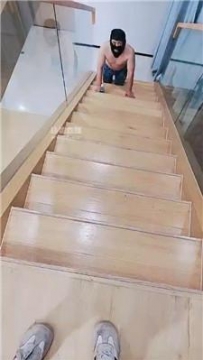【调教视频】【钱酱】棋牌室桌底下虐欠债狗 JS250609-38