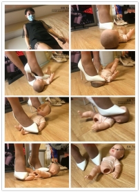 【艾彩原创】 白色高跟鞋踩人脸和小娃娃