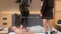 31130  【悠米】带18岁新女主踩踏 让毯子舔鞋底