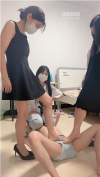 【调教视频】【苏曼】3学生妹骑马骑脖-踩踏贱奴【三视角版】 JS250912-1