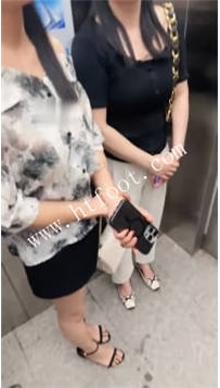 ZB7398【狗哥】素人S-高跟凉鞋碾压踩34分钟