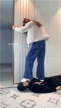 【调教视频】【女生也能很暴力】运动鞋踩踏-抽耳光 bf59448
