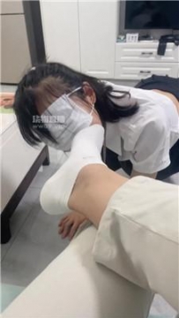 【调教视频】【宇王】可爱母畜品尝白船袜 JS250713-16