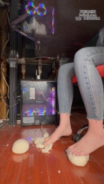 无意识系列 裸足踩踏馒头    JS260403~1