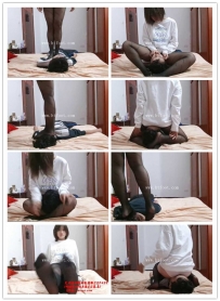 【艾彩原创】00后小主字母黑丝坐脸窒息，踩踏