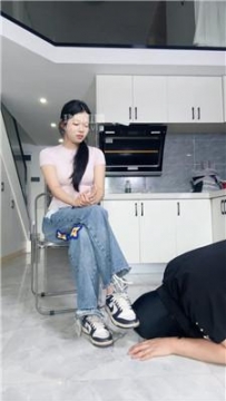 【调教视频】【素人挖掘机】闻舔妹妹的脏鞋白棉袜 JS250914-9