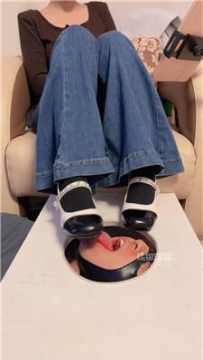 【调教视频】【玥野兔】脏鞋黑棉袜物化除臭器 JS251106-24