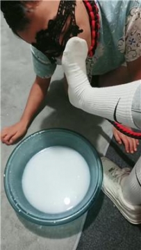 【调教视频】【娜S】狗嘴伺候-赏赐喝洗脚奶 JS251024-34