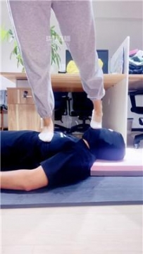 【调教视频】【涵曦s】原味船袜踩地毯奴 JS251026-35