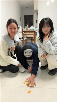 【调教视频】【锅盖子】双S-踩踏喂食-伺候沐足 JS250104-45