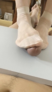 女友短肉丝隔板足交吐奶