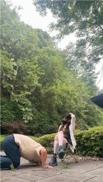【调教视频】【伊晨】户外-皮鞋白丝遛狗爬行 bf53146