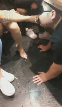 TL4224 双子姬 五主餐厅桌下美腿群调贱狗