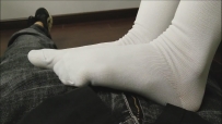 长腿美女白棉袜裸足足交吐奶