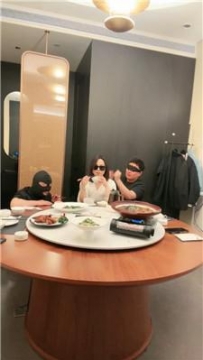 【调教视频】【辣姐】饭店玩双狗/靴底喂食 bf51617
