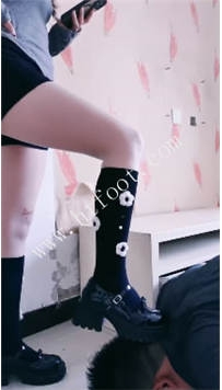 TL46597 迷粟】特别美的南方小姐姐长筒袜黑皮鞋，下手从来不心软，特别刺激35分钟