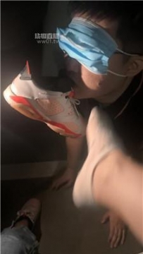 【调教视频】【可可公主】户外强迫跪拜除两双脏鞋臭袜子 JS251008-41